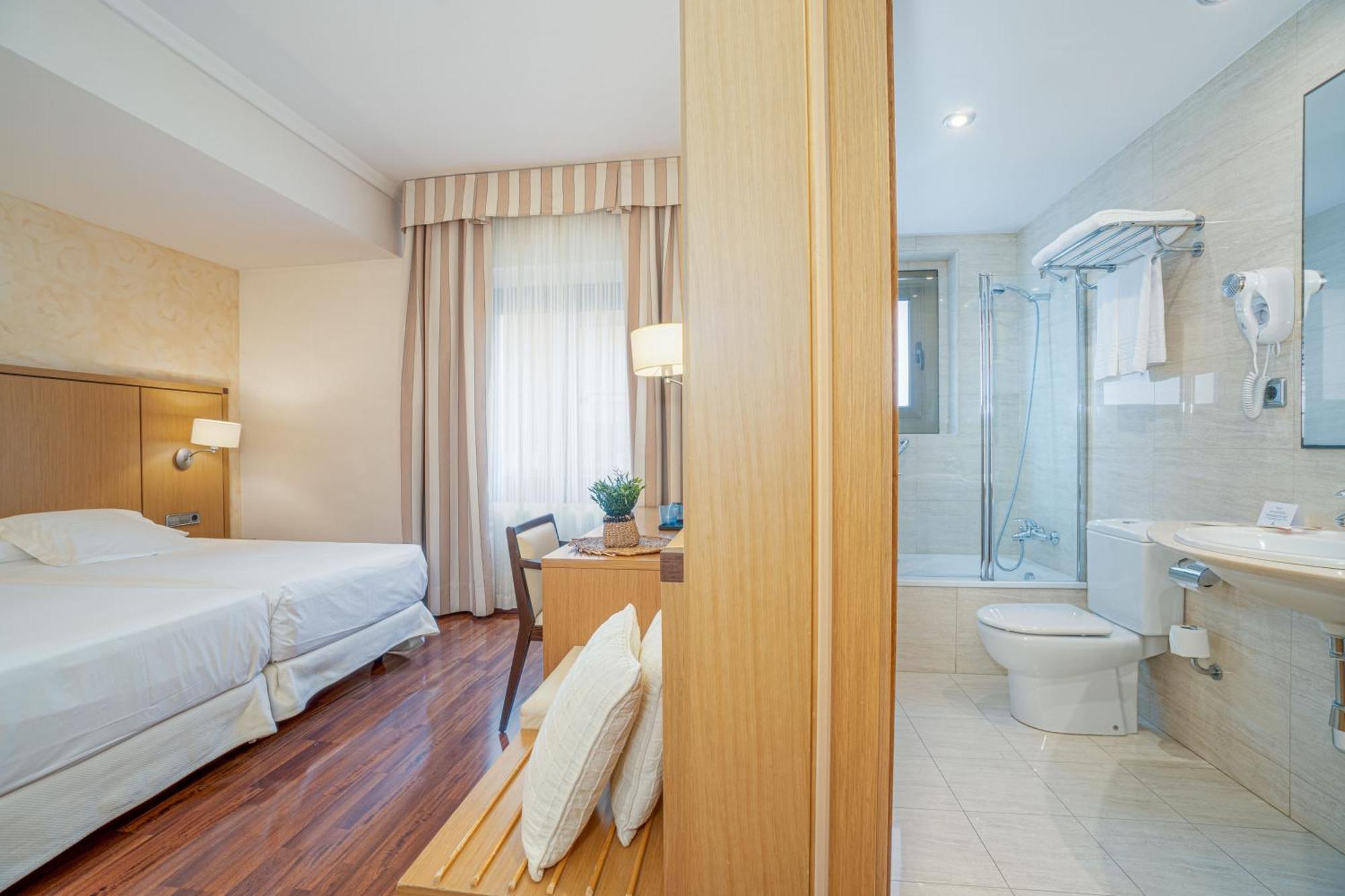 Duran Hotel&Restaurant Figueres  Bagian luar foto