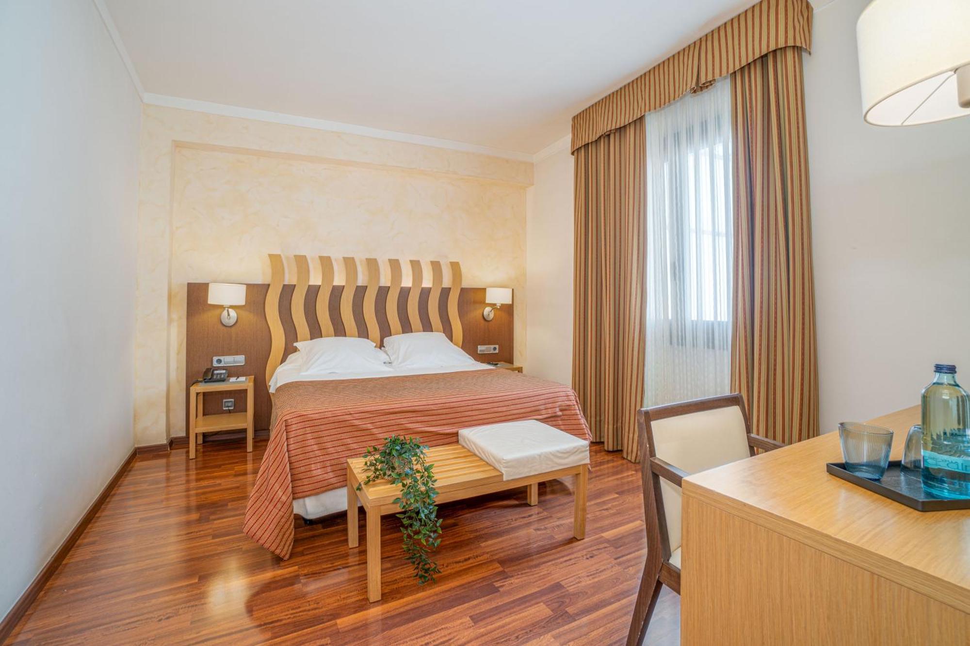 Duran Hotel&Restaurant Figueres  Bagian luar foto