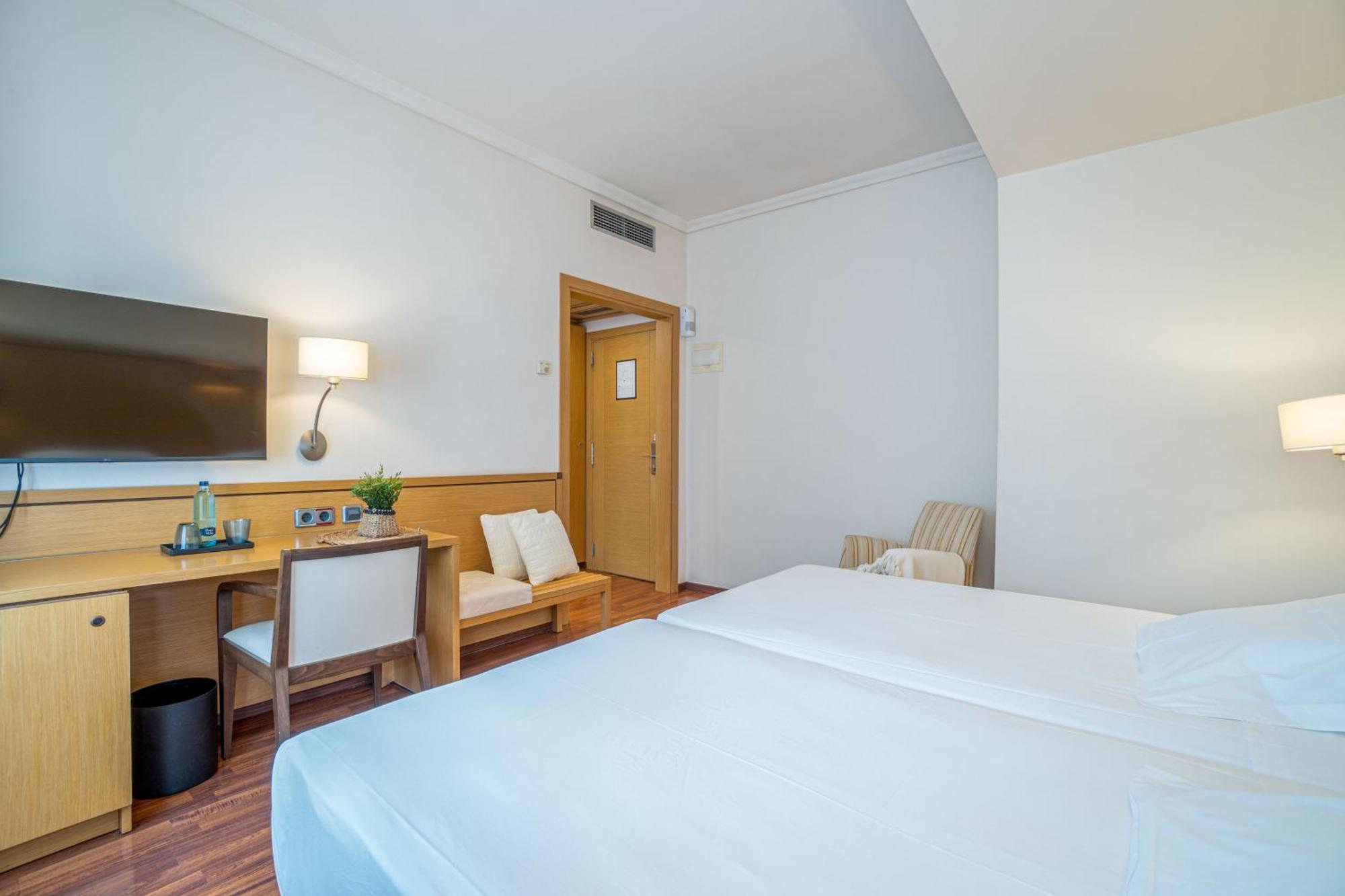 Duran Hotel&Restaurant Figueres  Bagian luar foto
